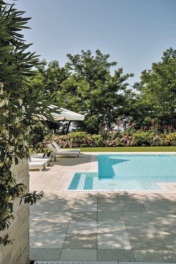 Installer des piscines coques : à qui s'adresser ?