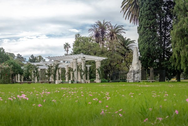 Confort et style : choisissez votre pergola bioclimatique adossée